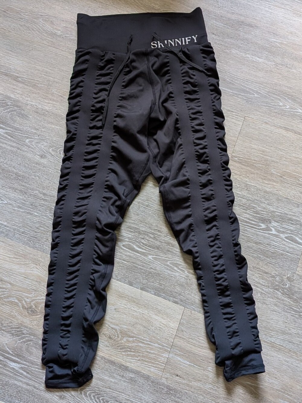 Like New SKINNIFY Medium Black 8 Resistance Band Shaping Drawstring Leggings